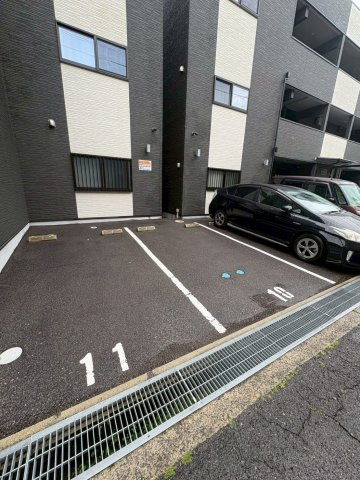 プレジール高取山町A棟の駐車場|駐車場完備です