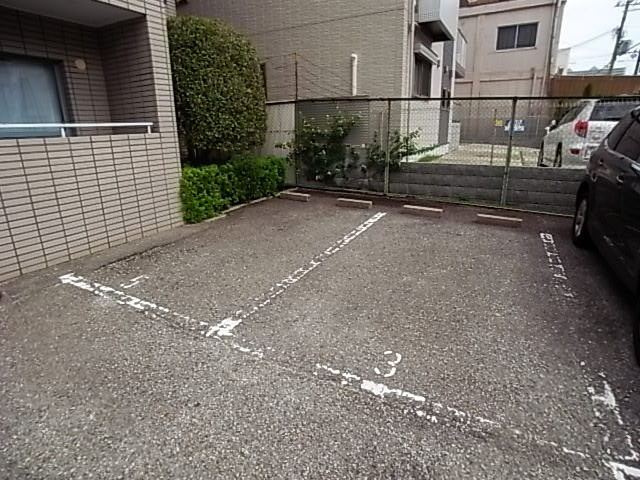 フローレンス西宮4の駐車場