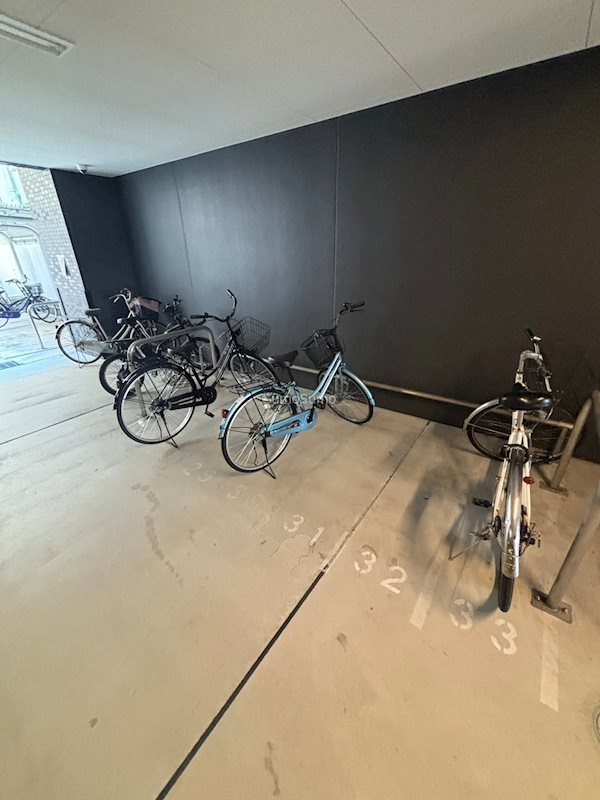 プレサンス難波ラフィーネの駐車場