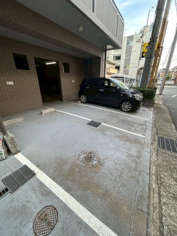 ソレアード岡本南の駐車場
