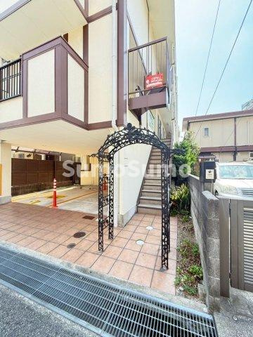 フローラ本山のエントランス