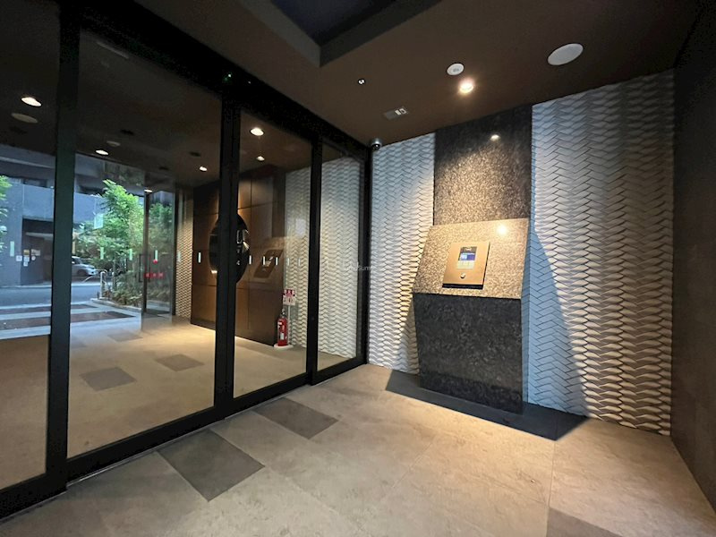 ソルテラスNAMBAフロントのエントランス|建物の内部です