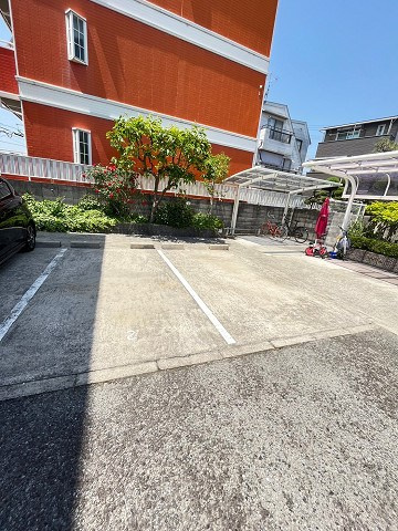 センチュリー高岡の駐車場