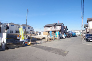 【前面道路含む現地写真】 | 【仲介手数料無料！！】日野市日野　新築戸建て（全3棟）3号棟　5498万円 | 令和８年1月３１日撮影　建築中