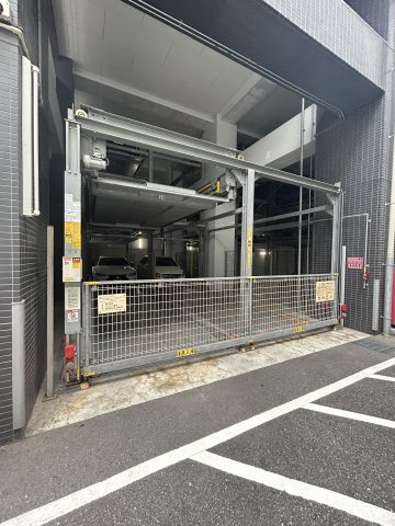 プレミスト南船場の駐車場