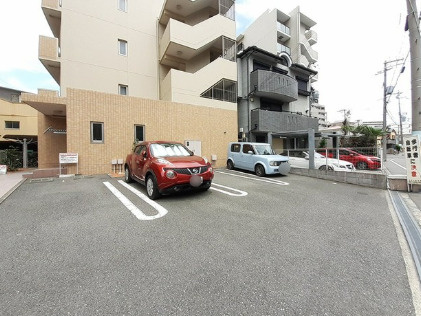 フレスクーラの駐車場