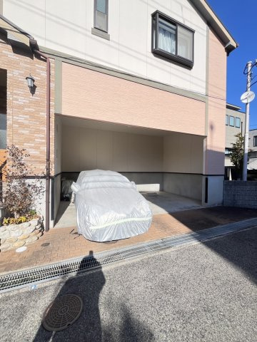 フローラ岡本の駐車場