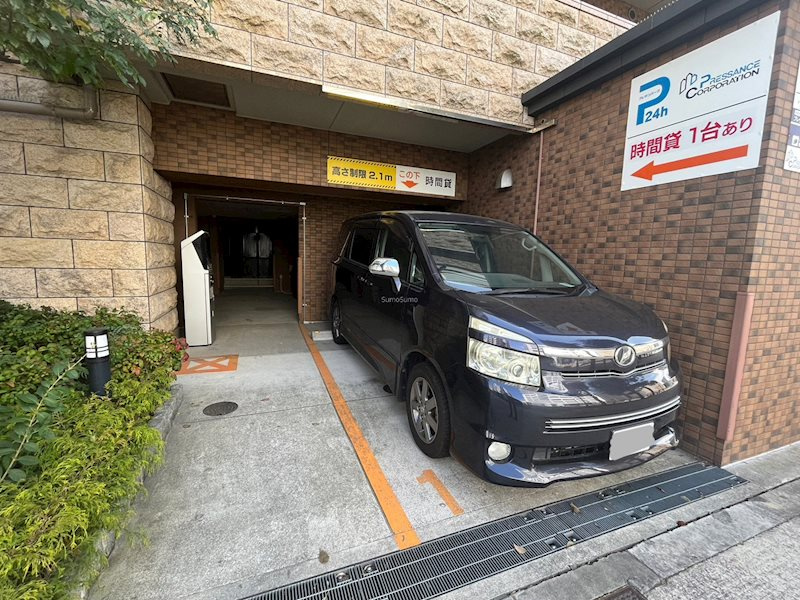 プレサンス難波元町の駐車場