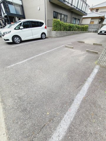 ハーモニーマンションC棟の駐車場