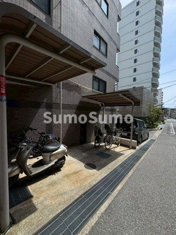 パルメーラ県庁前の駐車場