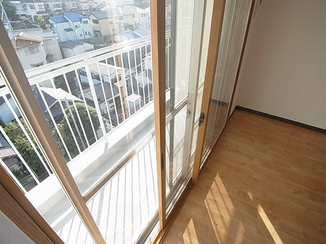 SUZURAN　DANCHI Ⅱのバルコニー|バルコニーの窓は2重窓で防音、防犯も強化してます