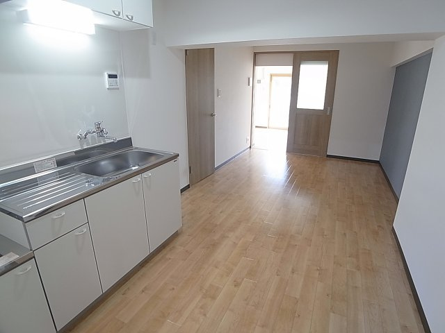 SUZURAN　DANCHI Ⅱの居間・リビング|リノベされたリビング・ワンポイントクロスがお洒落です