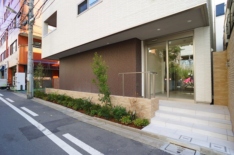 江東区住吉１丁目の賃貸マンションの外観|エントランスはスロープ付きでベビーカーでも問題なし♪