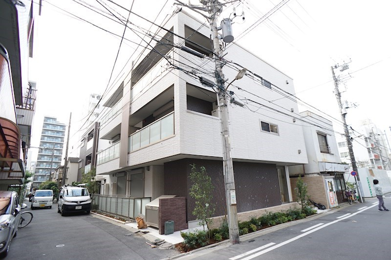 江東区住吉１丁目の賃貸マンションの外観|重厚・リッチでオーバーハングが印象的な外観♪