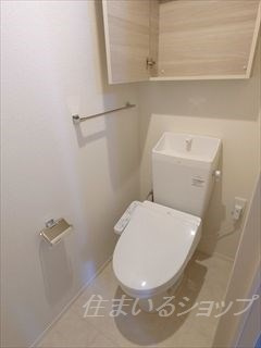 広島市安佐北区三入１丁目のアパートのトイレ|シャワートイレ・収納棚あり