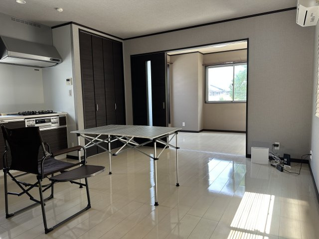 松戸市常盤平陣屋前貸家の居間・リビング|こちらの居間で趣味の時間をお楽しみください