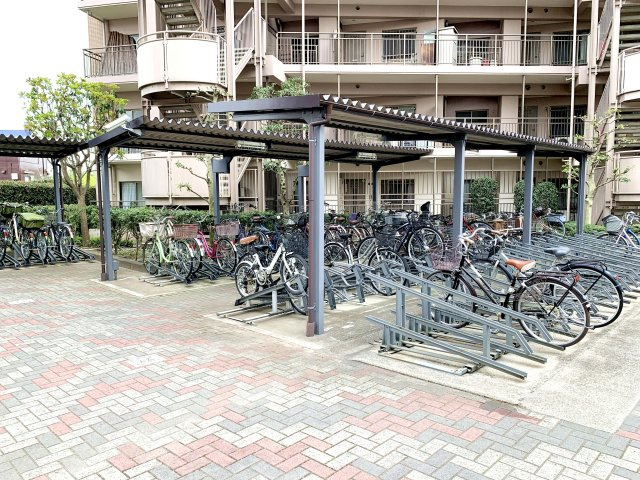 ヴイ・シティ草加弐番館の駐輪場|ドキドキの新生活も、安心してスタート。ぴったりの住まいを見つけませんか？クランディアが一緒に住まい選びをサポートします‼　まずは、お気軽にお問合せください　＃クランディア