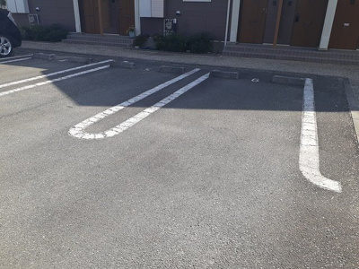 【駐車場】 | ラ・リヴィエールⅠ | 車をお持ちの方に嬉しい駐車場付きの物件です