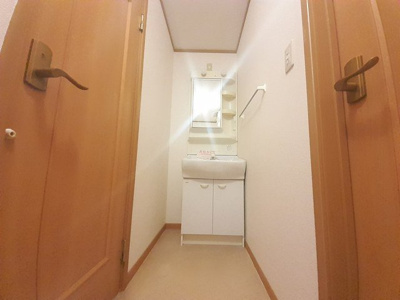 【洗面所】 | ラ・リヴィエールⅠ | 明るい洗面所です