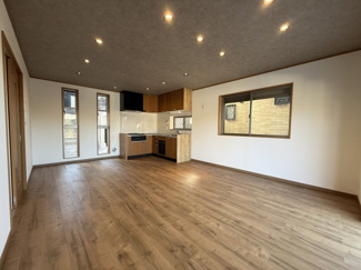 【居間・リビング】 | 戸塚区下倉田町 | キッチン上のダウンライトはBluetoothスピーカー内蔵です