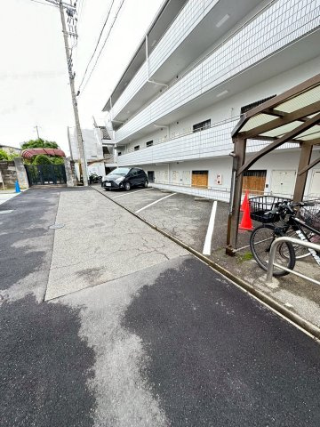 ビアンコ・ディ・モーラの駐車場