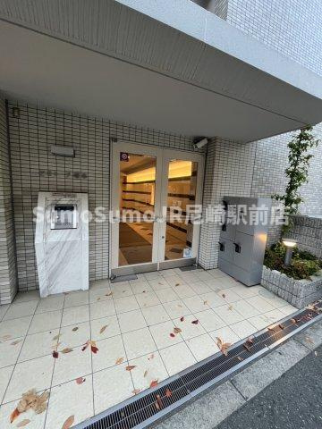 ビオトープ塚本のエントランス|建物の内部です
