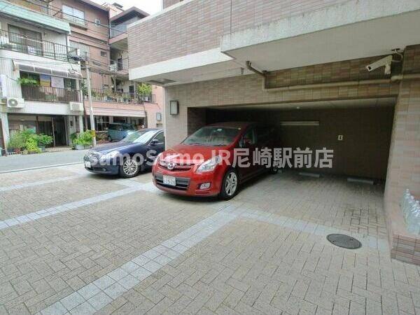 パラシオ塚本Ⅱの駐車場|駐車場があるので、車を買う予定の方も安心です