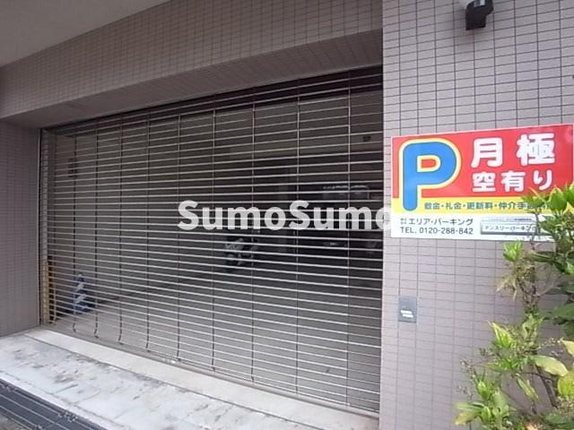 メゾンイクタの駐車場