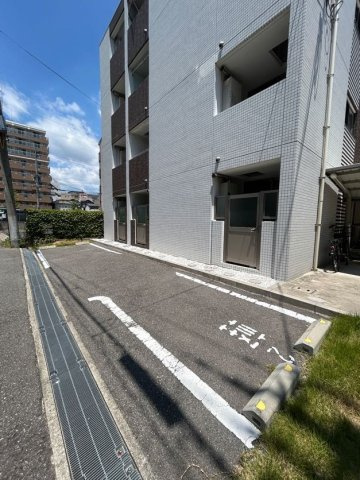 神戸市兵庫区下沢通８丁目の賃貸マンションの駐車場