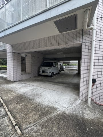 ハイライフ雲雀ヶ丘の駐車場