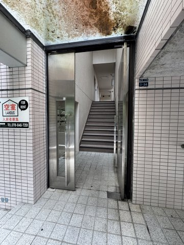 ハイライフ雲雀ヶ丘のエントランス