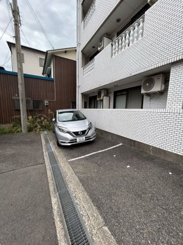 パレドルミエールの駐車場