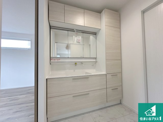 神戸市北区唐櫃台　新築一戸建ての独立洗面台|清潔感のある洗面台です。フラットな鏡は掃除がしやすく毎日清潔！鏡裏には収納があるのでスッキリとした洗面台が保てます。