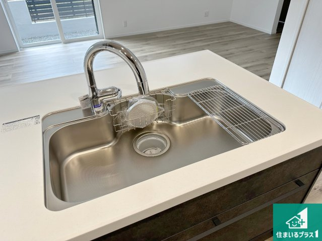 神戸市北区唐櫃台　新築一戸建ての設備|蛇口の先端に浄水器を内蔵しています！原水と浄水、お湯と冷水、シャワーの切替えがワンタッチなので用途によって使い分けられます。