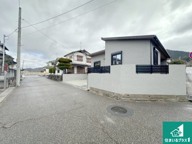 神戸市北区唐櫃台　新築一戸建ての前面道路含む現地写真|周辺は閑静な住宅街！前面道路広々で車の出し入れも便利です。駐車が苦手な方でも安心して車庫入れできます！