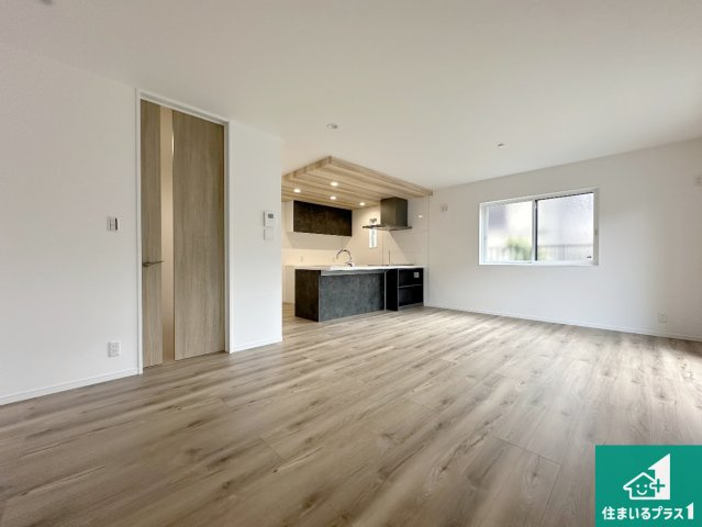 神戸市北区唐櫃台　新築一戸建ての居間・リビング|日当たり良好の明るいリビングで朝の目覚めもスッキリできそう！対面キッチンでご家族のコミュニケーションも自然と増える設計！小さなお子様が遊ぶスペースを作っても広々とくつろげるLDK！