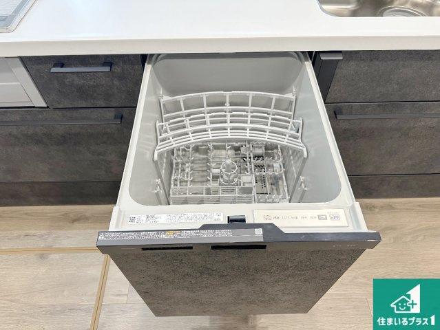 神戸市北区唐櫃台　新築一戸建ての設備|食事後の一仕事、食器洗いをボタン一つでお任せできちゃいます！場所を取らないビルトイン式なので、お料理スペースもしっかり確保！