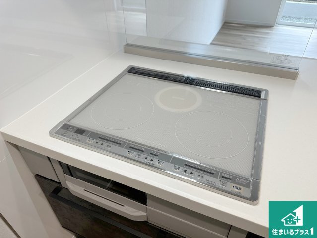 神戸市北区唐櫃台　新築一戸建ての設備|火を使わないので、安心なＩＨコンロ！でこぼこが無い構造なので、掃除もしやすく清潔に保てます！