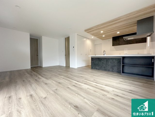 神戸市北区唐櫃台　新築一戸建ての居間・リビング|日当たり良好の明るいリビングで朝の目覚めもスッキリできそう！対面キッチンでご家族のコミュニケーションも自然と増える設計！小さなお子様が遊ぶスペースを作っても広々とくつろげるLDK！