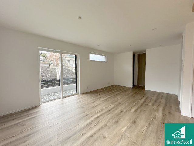 神戸市北区唐櫃台　新築一戸建ての居間・リビング|シンプルなリビングは、観葉植物等のインテリアを楽しめますね！パパ好みにも、ママ好みにも家具次第で雰囲気を変えることができます！