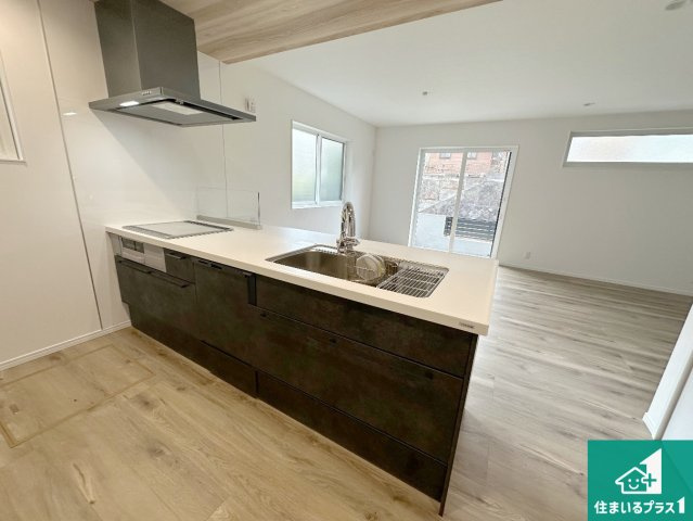 神戸市北区唐櫃台　新築一戸建てのキッチン|リビングと統一感があり、使い勝手のいいキッチン。広々としているので、二人並んで作業が出来ちゃいます。お子様と一緒に色々なお料理に挑戦できるスペースがあります。