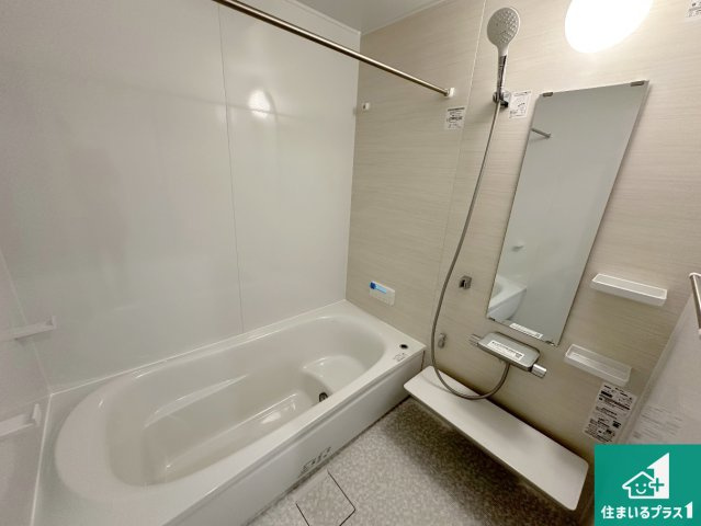 神戸市北区唐櫃台　新築一戸建ての浴室|足をゆったり伸ばして寛げる浴槽です。窓が設けられていますので差し込む光が明るく穏やかな雰囲気にしてくれます♪浴室乾燥機も設置しているので、雨の日の洗濯物も安心です♪