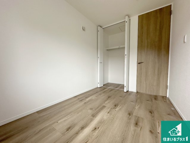 神戸市北区唐櫃台　新築一戸建ての洋室|寝室は心地よい眠りについてもらいたくて、シンプルかつ開放的な空間な設計にしています！大きな窓から差し込む日が心地いいです♪