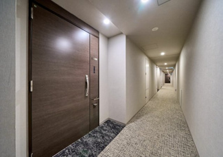 外から見られない内廊下設計です