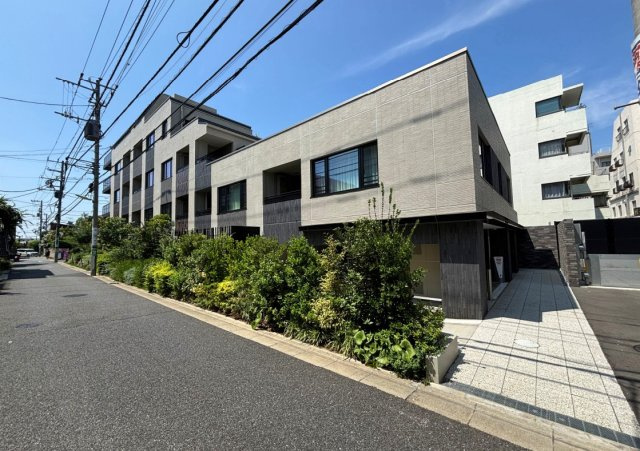 三軒茶屋の街に似合う低層レジデンスです