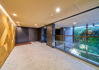 落ち着いたエントランスを通ります