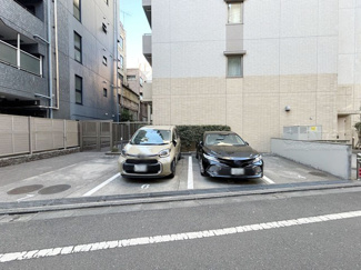 【駐車場】 | マンションの駐車場スペース。空きの有無や駐車料金、サイズ規定などについては、改めてお問い合わせください。～即日のご見学可能～　お問合せはお気軽にどうぞ。