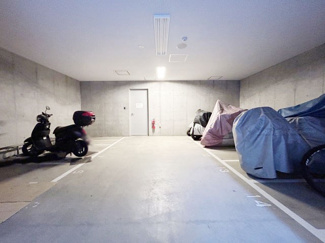 【駐車場】 | バイク置き場。空き区画の有無や駐輪料金、サイズおよび排気量規定などについては、改めてお問い合わせください。～即日のご見学可能～　お問合せはお気軽にどうぞ。
