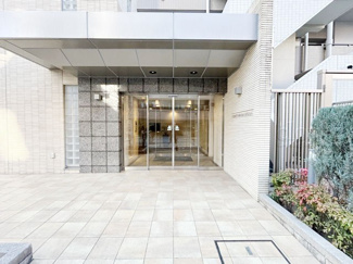 【エントランス】 | オートロックを備えた、マンションのエントランス。やはりセキュリティの観点は欠かすことができません。皆様を“安全”に送り出し、出迎えてくれます。～即日のご見学可能～　お問合せはお気軽にどうぞ。