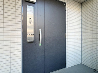 【その他共用部分】 | 皆様をお迎えする、お部屋の玄関ドア。開けやすさや開放角度、ドアノブの操作しやすさや鍵の形状などを、現地で一度ご確認ください。～即日のご見学可能～　お問合せはお気軽にどうぞ。